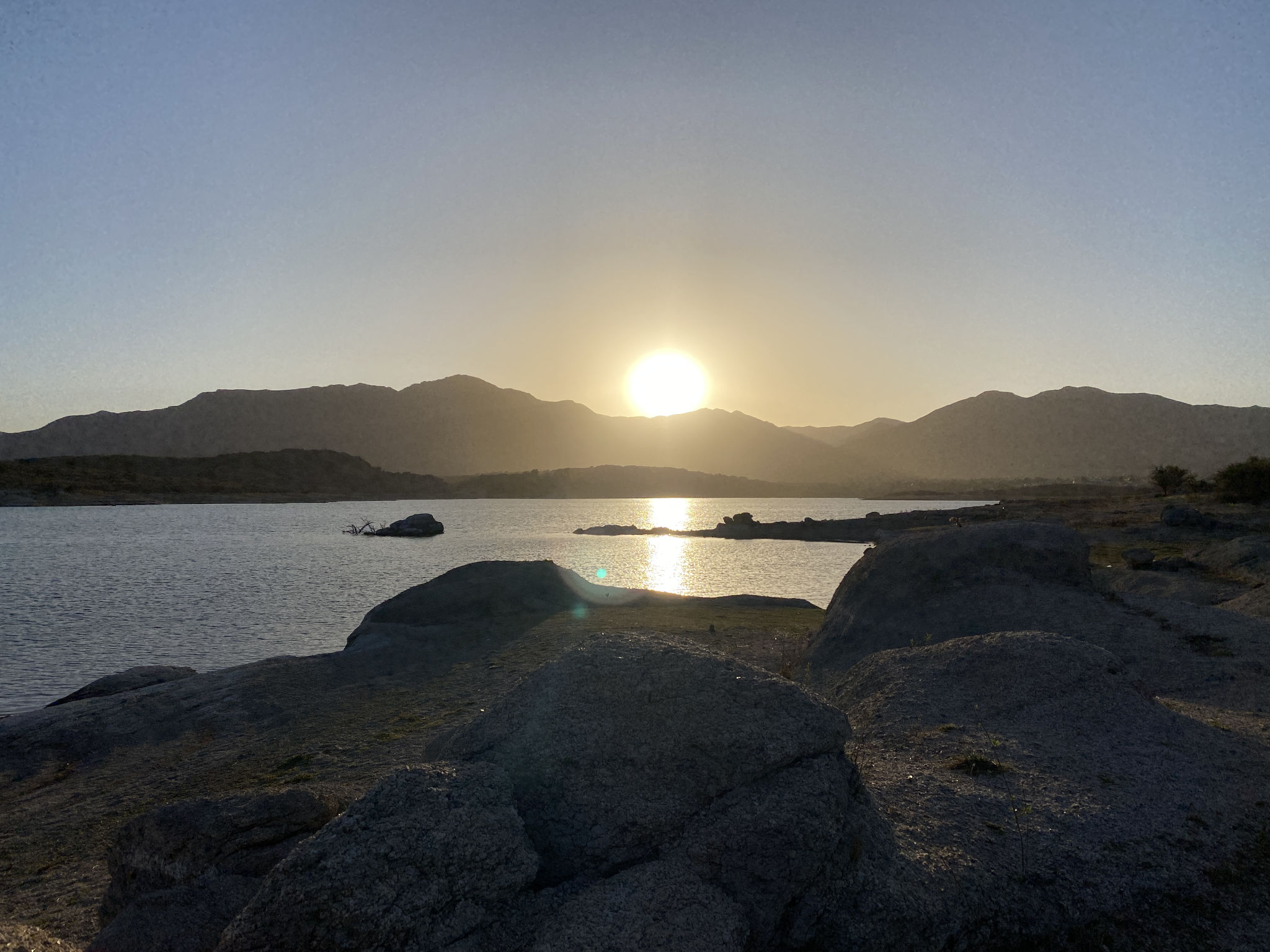 Levé de Soleil sur le lac El Cajón