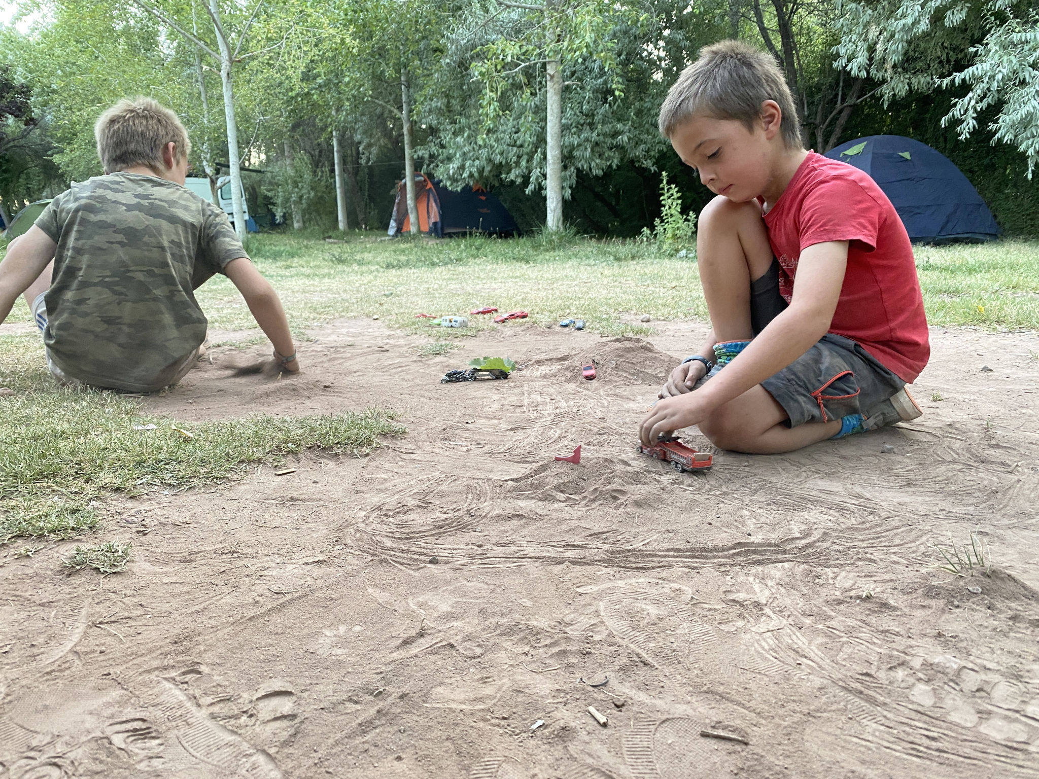 Les enfants jouent aux volcans et ripios