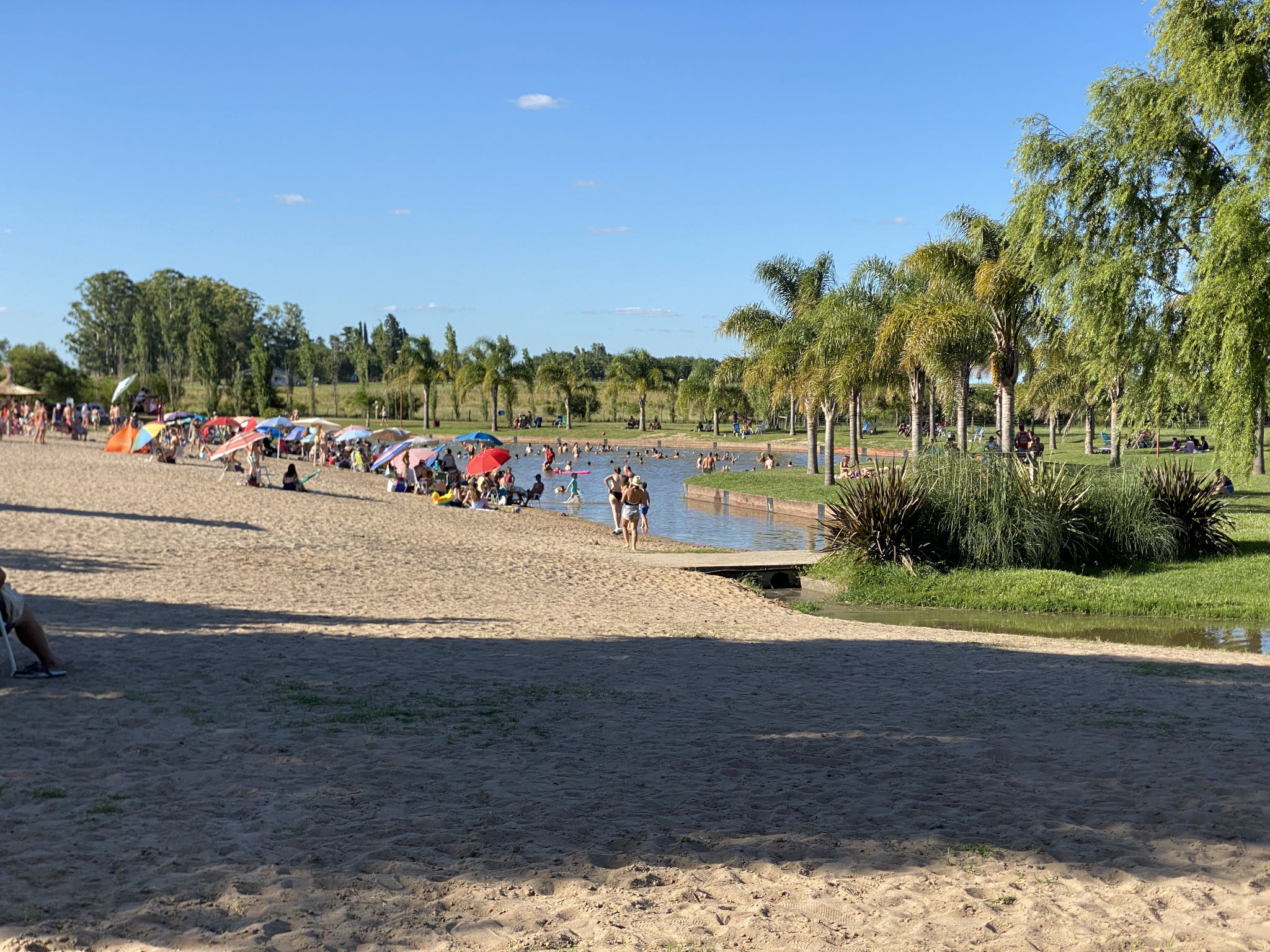 Plage au bord d'une rivière